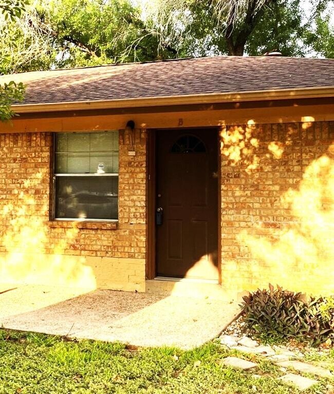 Foto del edificio - 2722 St Edwards Cir