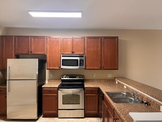 Building Photo - Lovely 3 Bedroom Townhouse in the desirabl...