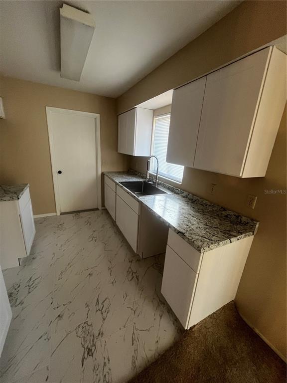 Foto del edificio - 351 Hidden Lake Dr