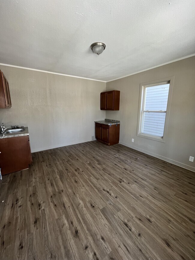 Foto del edificio - 4407-A 6th St