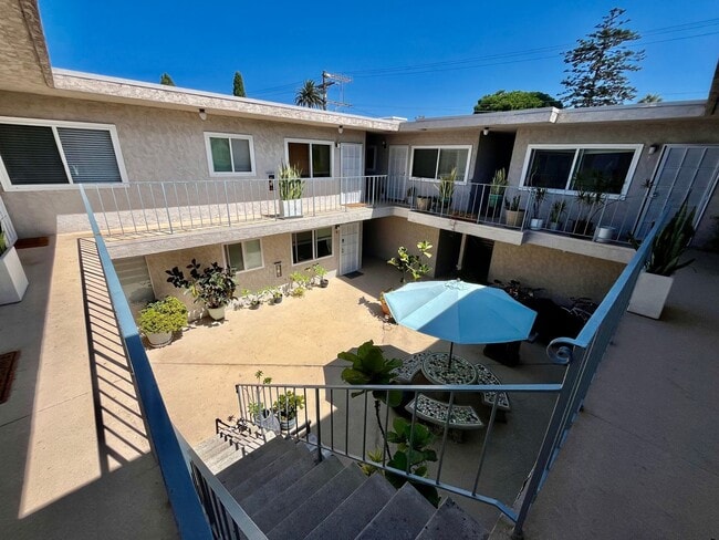 Building Photo - Updated 1B 1BA Condo in Pacific Beach!