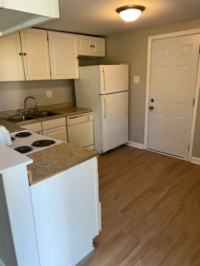 Foto del edificio - 311 Burke Ave