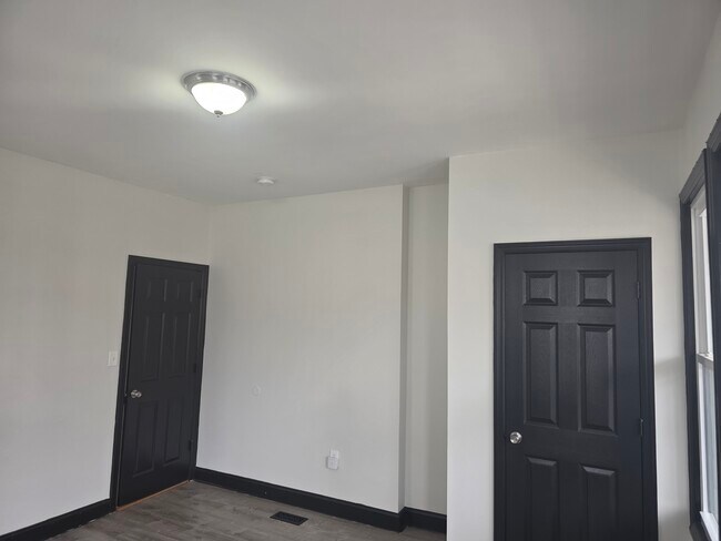 Building Photo - 653 S 20th St