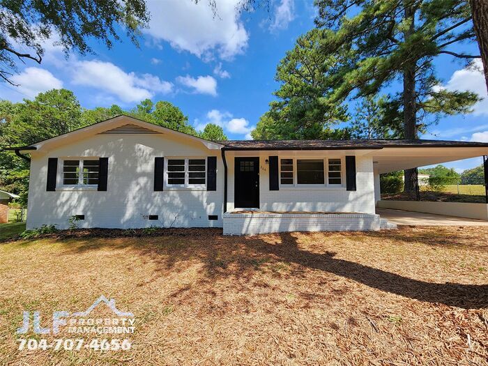 Foto principal - Fully Remodeled 3 Bed/1.5 Bath Ranch in Be...