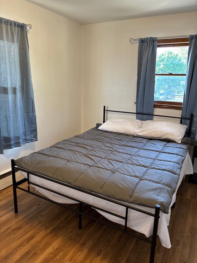 Building Photo - 1902 W Broadway