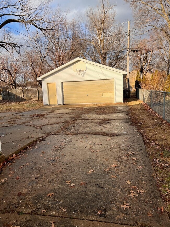 Building Photo - 2018 E 7th St