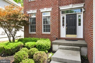 Building Photo - 45 Lockwood Dr