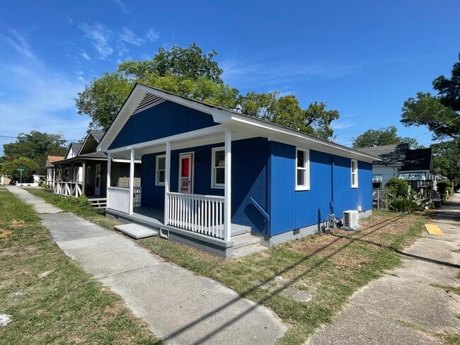 Building Photo - 521 Swann St
