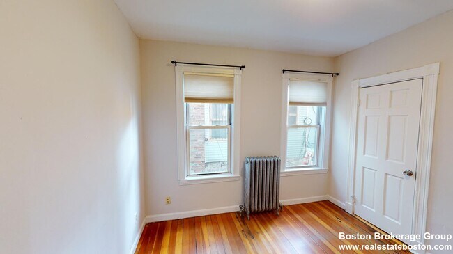 Foto del edificio - 692 Columbia Rd