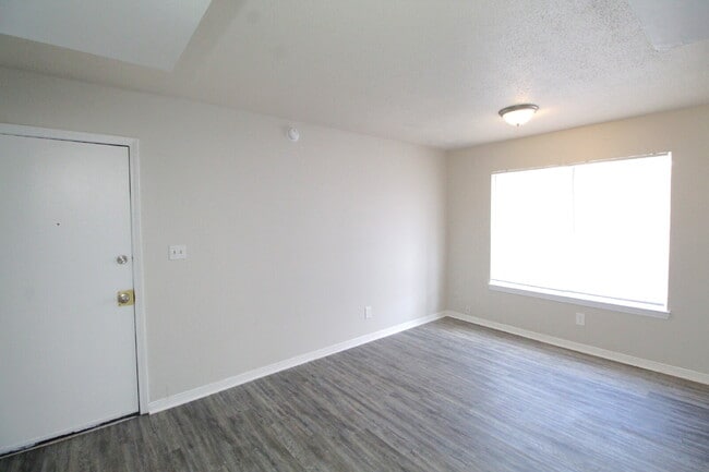 Foto del edificio - Updated 1BR First-Floor Apartment Near UWF & West Florida Hospital with LVP Flooring, Included Se...
