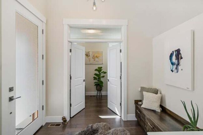 Building Photo - Beautiful Mid-Century Modern Home with lot...