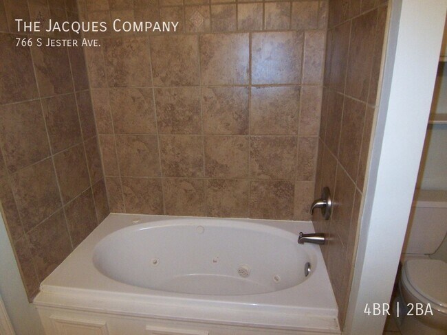 Building Photo - Newer 4 Bedroom 2 Bath with Split Bedroom ...