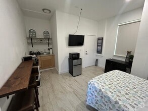 Building Photo - 1501 Pine Hollow Dr