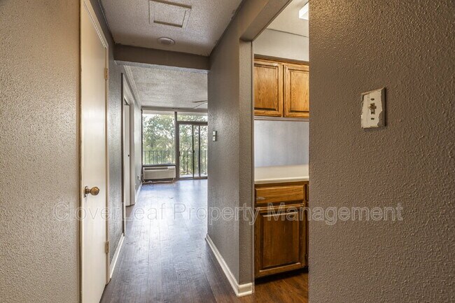 Foto del edificio - 7701 Wurzbach Rd