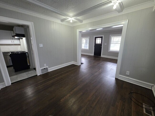 Foto del edificio - Spacious 4 Bedroom Home with Classic Charm