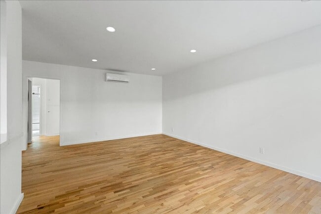 Building Photo - 652 Hayworth Ave