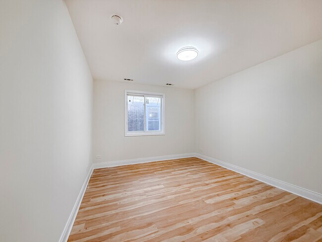 Foto del edificio - 6415 W Irving Park Rd