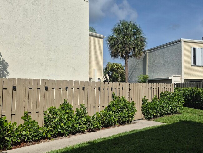 Foto del edificio - 11999 Shakerwood Ln