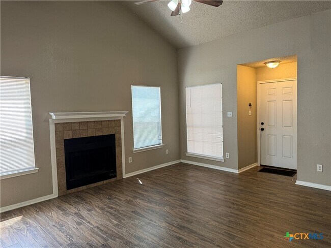Building Photo - 3208 Green Valley Dr