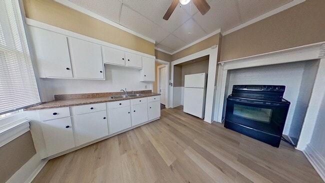 Building Photo - Charming First Floor Apartment