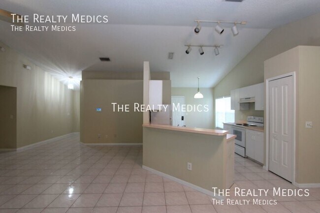 Building Photo - Beautiful 4/2 Home with Spacious Floor Pla...