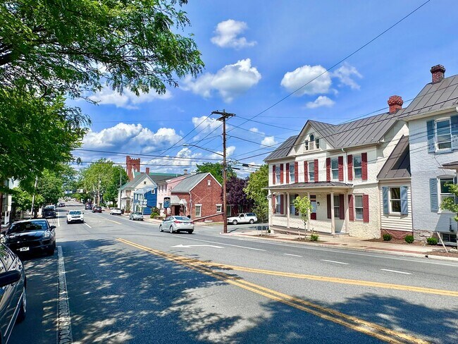 Building Photo - 302 S Cameron St