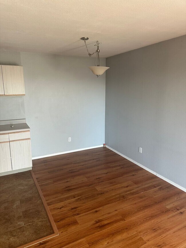 Foto del edificio - Live in Style and Comfort in this Charming 2-Bedroom Condo!