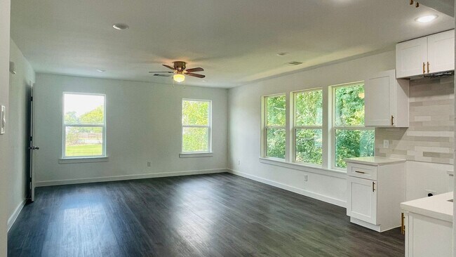Building Photo - ? Brand-New Unit – 3 Bedrooms, 2.5 Bathroo...