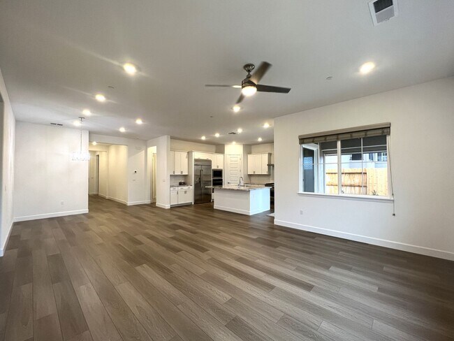 Foto del edificio - Brand New Single Story 4bd/2.5ba Folsom Ho...