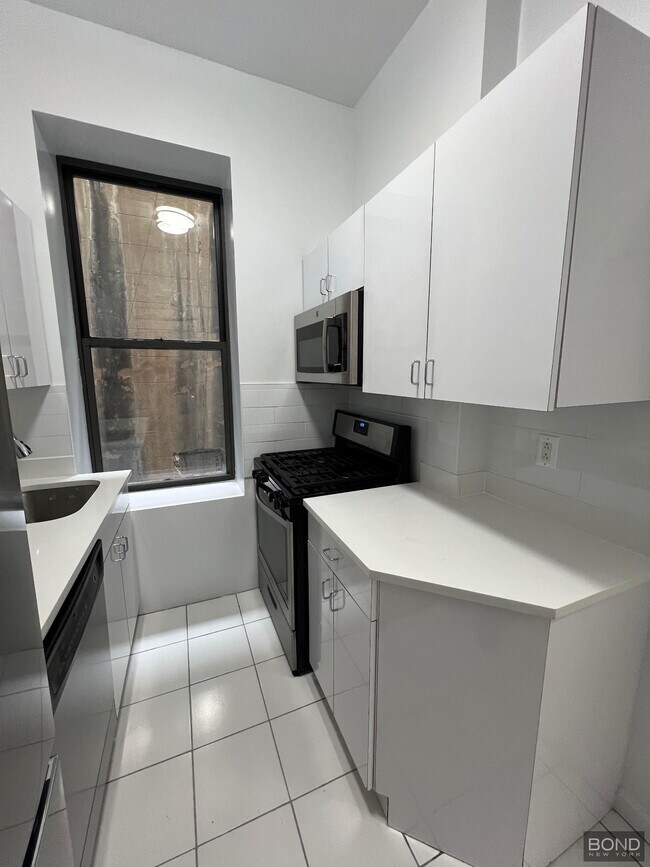 Foto del edificio - 166 W 72nd St