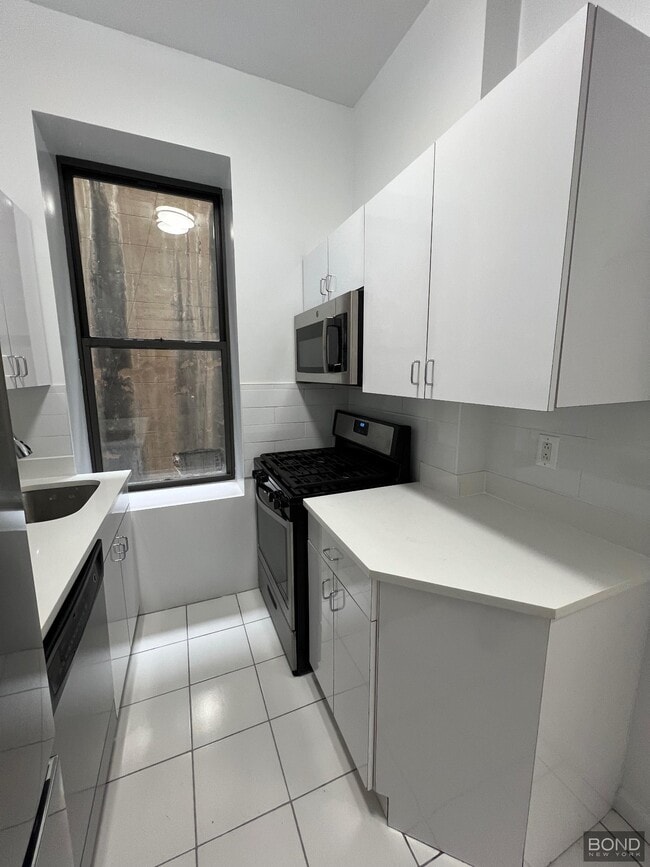 Building Photo - 166 W 72nd St