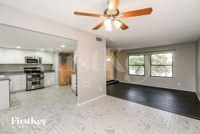 Building Photo - 4424 S La Rosa Dr