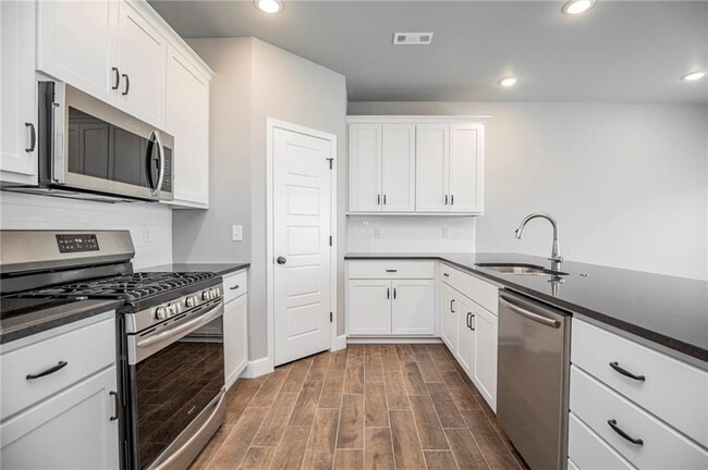 Building Photo - 2010 Periwinkle Pl