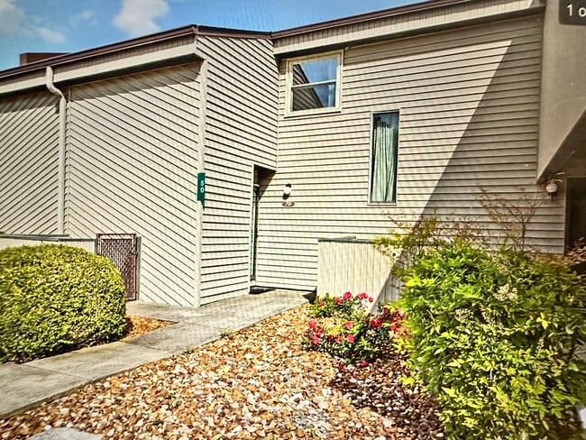 Building Photo - 38 Lakeshore Ln