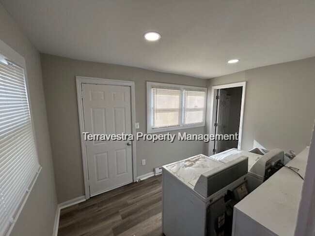 Building Photo - Completely Renovated 3 bed 1.5 bath