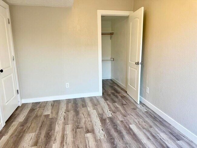 Foto del edificio - 2995 E Lookout Dr