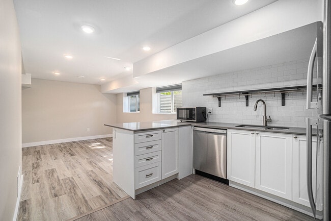 Building Photo - 17 Overlake Dr
