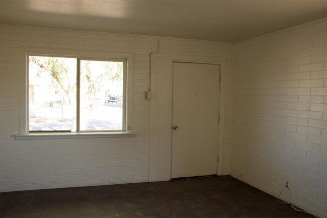 Building Photo - 518 W Saguaro St