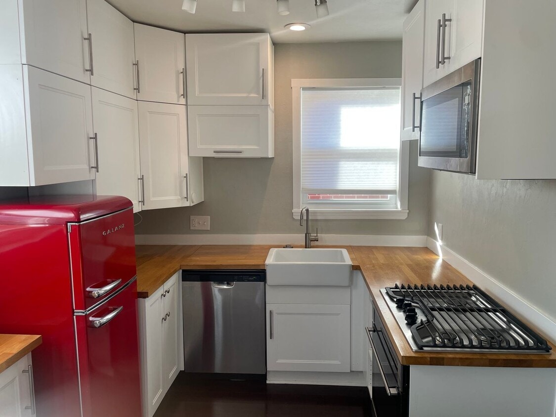 Two unit building with shared laundry and entryway - Two unit building with shared laundry and entryway