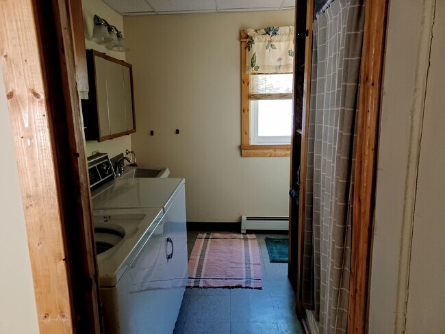 Lavadora y secadora convenientemente ubicadas en el baño. - 1034 County Route 48