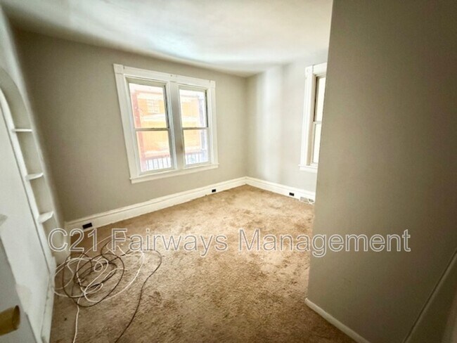 Building Photo - 427 2nd St