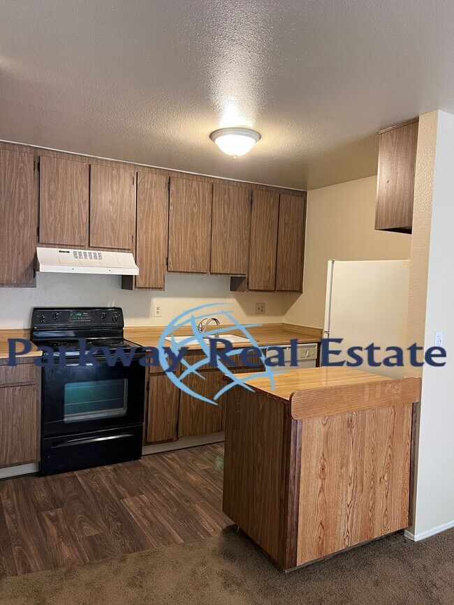 Foto del edificio - Downstairs 2 Bedroom 1 Bathroom Condo in E...