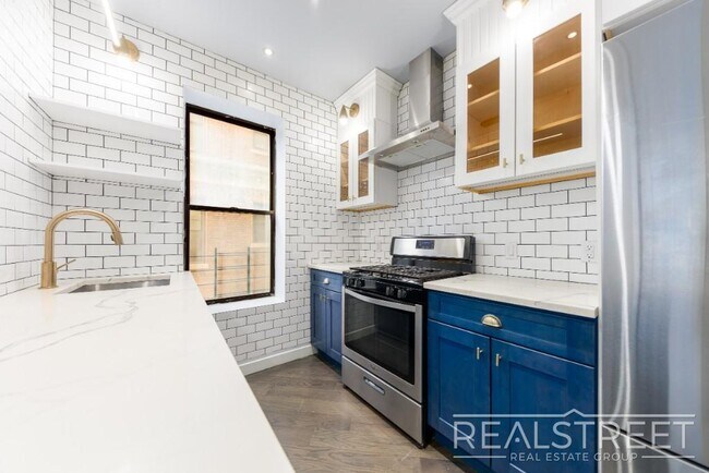 Foto del edificio - 4 bed | 3 Full Bath In Prime Brooklyn Heights