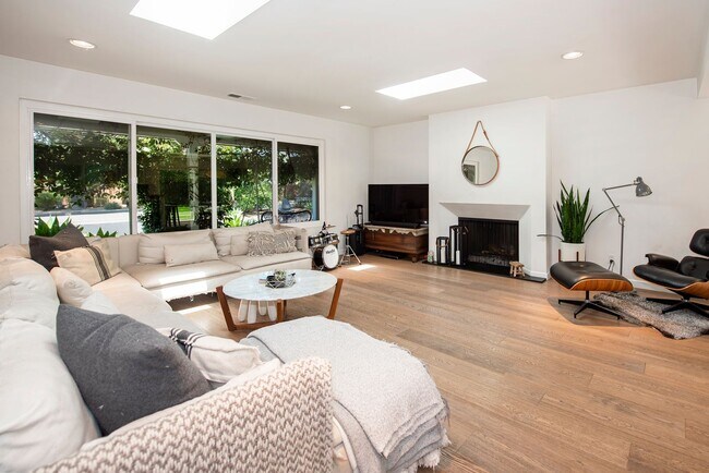 Foto del edificio - San Roque Home w/Spacious Backyard and Hom...
