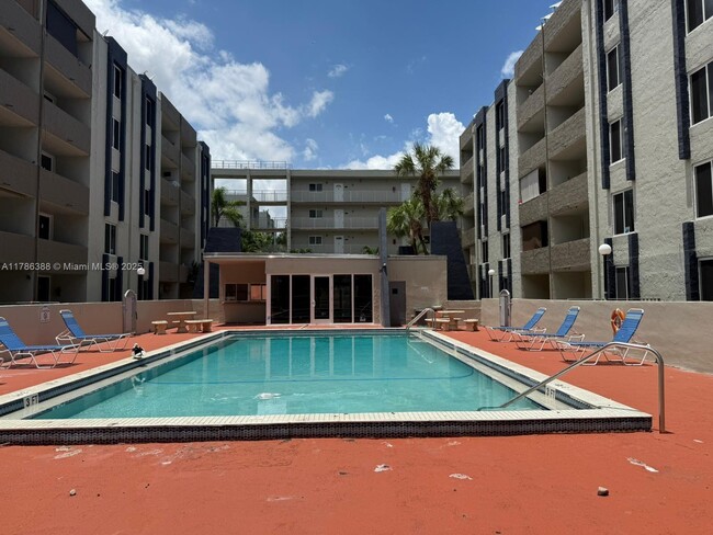 Foto del edificio - 10000 NW 80th Ct