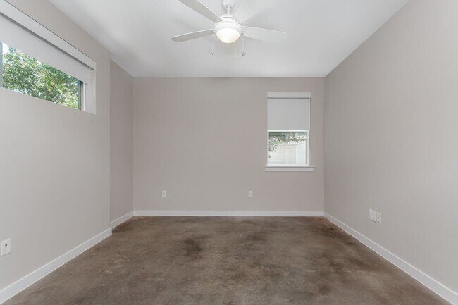 Building Photo - 4 Bedroom, 3 Bath Home in Glencoe Terrace!