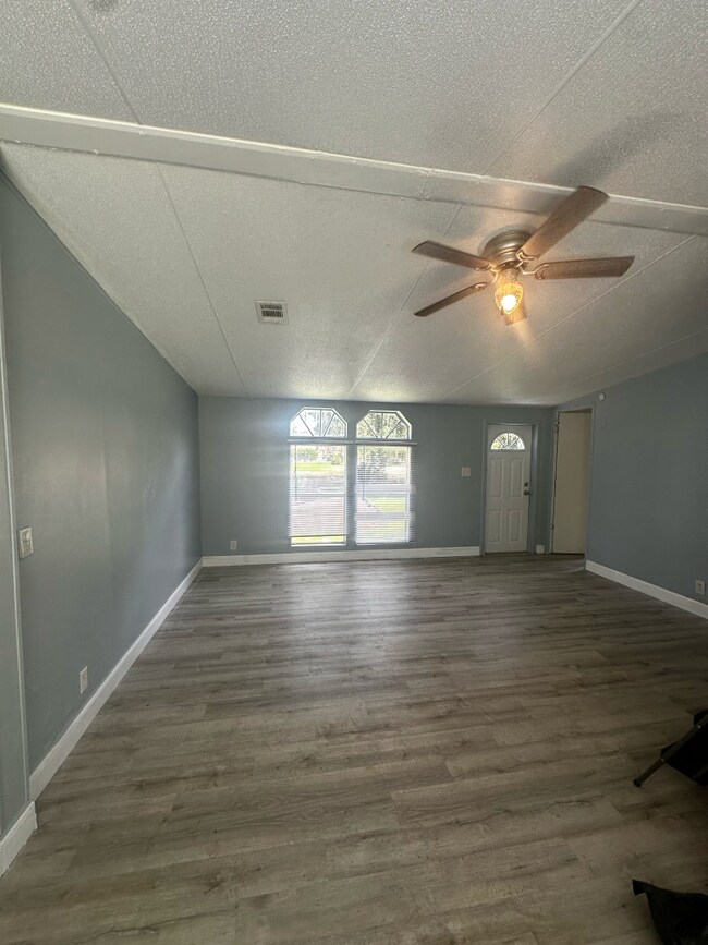 Foto del edificio - 1060 Piercewood Pt