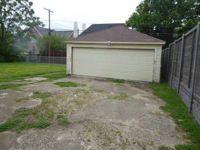 Building Photo - 3012 Lovers Ln