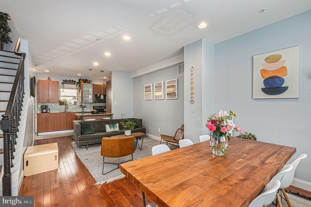 Foto principal - 1935 W George St