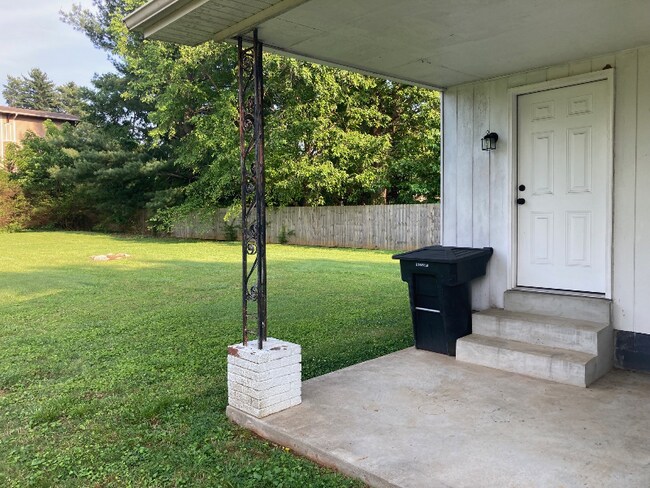 Building Photo - 213 S Baird Ln